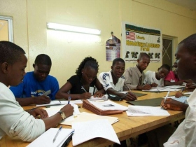 Schüler, die in Liberia arbeiten. 