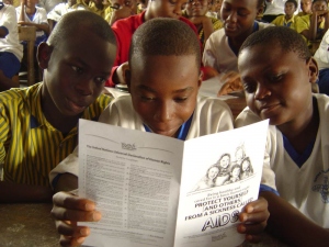 Youth for Human Rights stellt Publikationen und Materialien für Gruppen zur Verfügung.