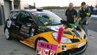 Niki Lanik mit seinem Y4HR Rennwagen und Medaillen