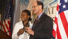 Kongressabgeordneter Brad Sherman überreicht der jungen Rapperin Lai Lai ihre Auszeichnung. 
