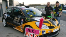 Niki Lanik mit seinem Y4HR Rennwagen und Medaillen